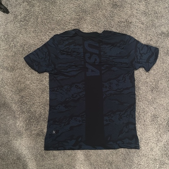 Lululemon Limited edition USA Navy camo Performance shirt. Mens XL - Picture 2 of 4